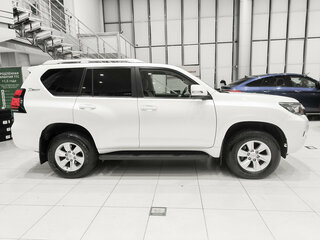 2021 Toyota Land Cruiser Prado 150 Series Рестайлинг 3, белый, 4950000 рублей, вид 4