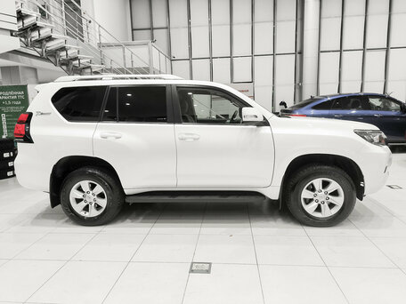 2021 Toyota Land Cruiser Prado 150 Series Рестайлинг 3, белый, 4800000 рублей, вид 4