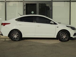 2017 Hyundai Solaris I Рестайлинг, белый, 1300000 рублей, вид 4