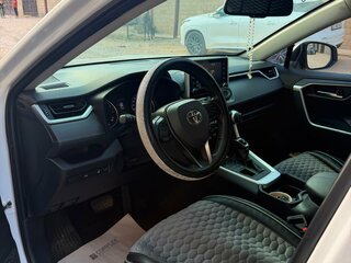 2021 Toyota RAV4 V (XA50), белый, 3250000 рублей, вид 3