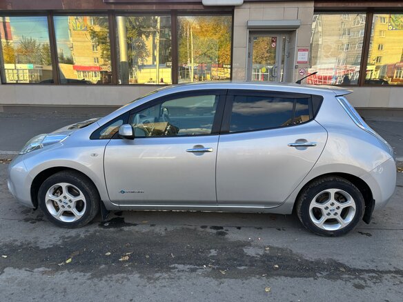 2012 Nissan Leaf (EM57) I (ZE0/AZE0), серебристый, 500000 рублей - вид 4