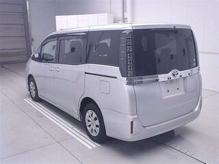 2014 Toyota Voxy III (R80), серебристый, 1524000 рублей, вид 2