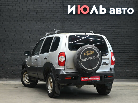 2011 Chevrolet Niva I Рестайлинг, серебристый - вид 4