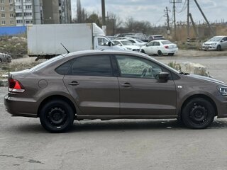 2016 Volkswagen Polo V Рестайлинг, коричневый, 555000 рублей, вид 4