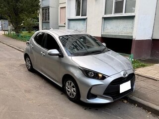 2023 Toyota Yaris IV, серебристый, 1050000 рублей, вид 1