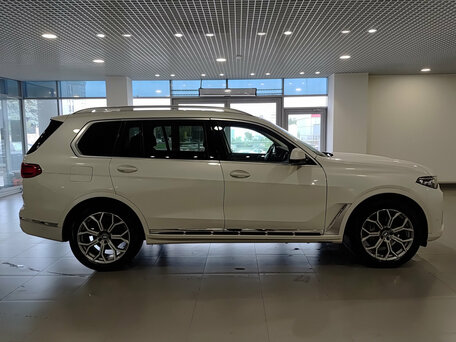 2019 BMW X7 40i I (G07), белый, 5600000 рублей, вид 4