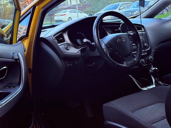 2015 Kia Ceed II Рестайлинг, жёлтый, 1220000 рублей - вид 9