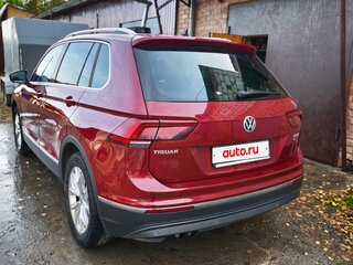 2017 Volkswagen Tiguan II, красный, 2349000 рублей, вид 3