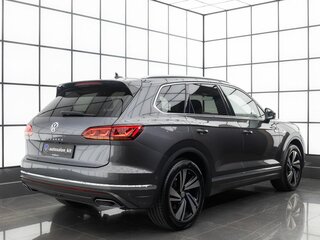 2021 Volkswagen Touareg III, серый, 5799000 рублей, вид 4