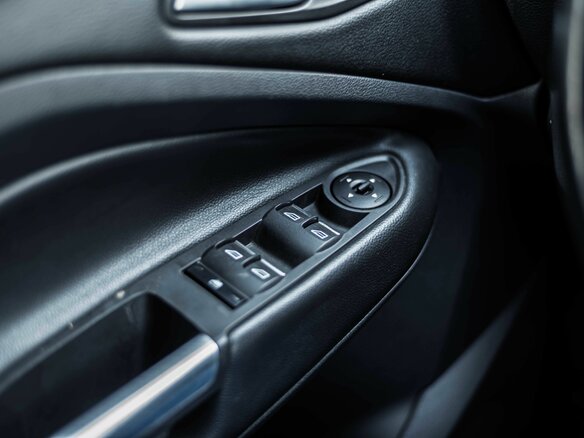 2015 Ford Kuga II, чёрный - вид 9