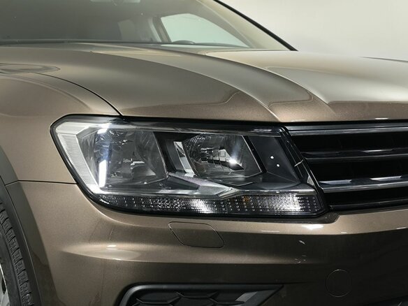 2017 Volkswagen Tiguan II, коричневый, 1680000 рублей - вид 17