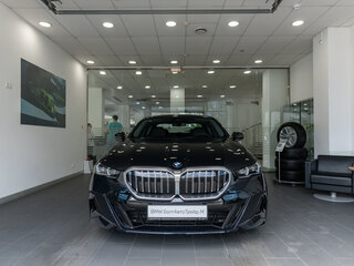 2025 BMW 5 серии Long 530Li xDrive VIII (G60/G61/G68), чёрный, 8450000 рублей, вид 2