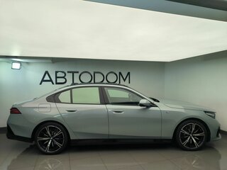 2025 BMW 5 серии 530i xDrive VIII (G60/G61/G68), серый, 8990000 рублей, вид 5
