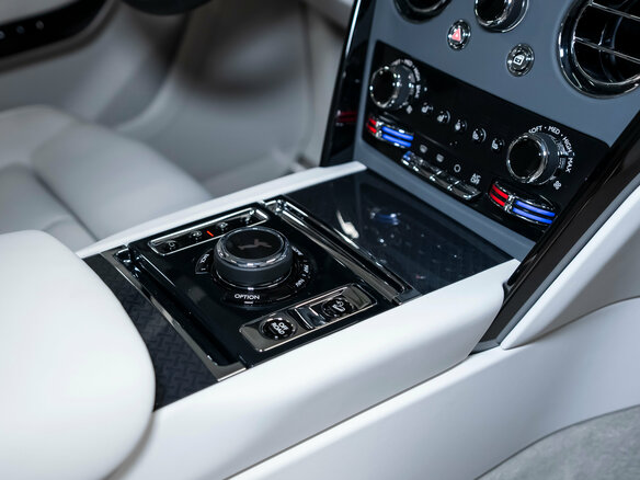 2025 Rolls-Royce Cullinan Black Badge I Рестайлинг (Series II), белый, 64500000 рублей - вид 22