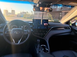 2022 Toyota Camry VIII (XV70) Рестайлинг, чёрный, 3090000 рублей, вид 5