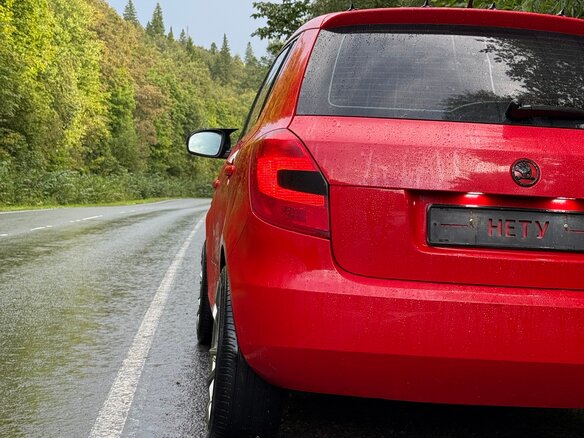 2013 Skoda Fabia II Рестайлинг, красный, 660000 рублей - вид 3