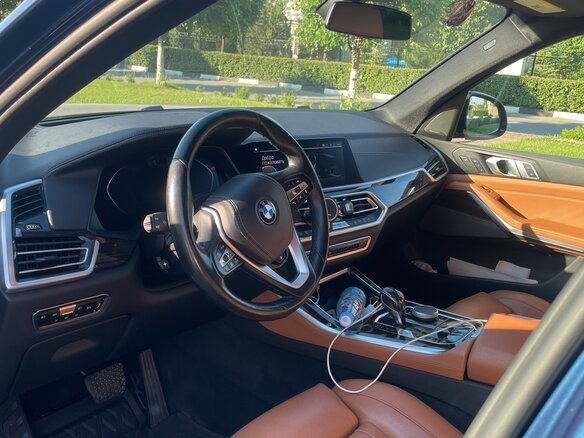 2020 BMW X5 40i IV (G05/G18), синий, 6150000 рублей - вид 4