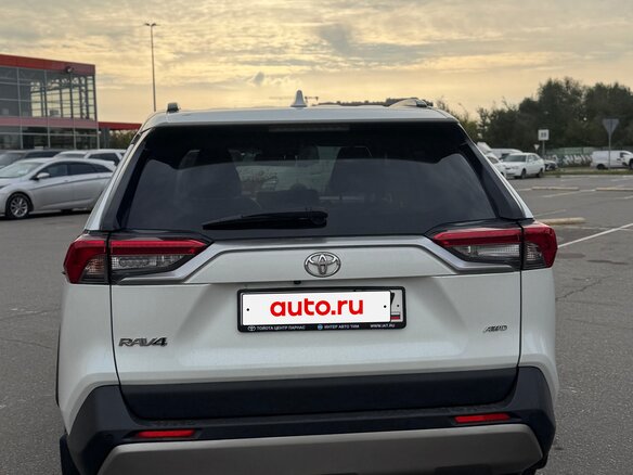 2021 Toyota RAV4 V (XA50), белый - вид 3