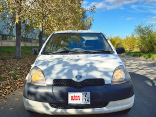 2001 Toyota Vitz I (P10), белый, 290000 рублей, вид 4