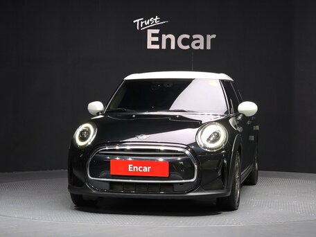 2022 Mini Hatch Cooper III (F55/F56) Рестайлинг 2, чёрный, 1825000 рублей, вид 2