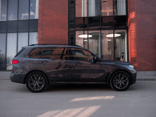 2021 BMW X7 40d I (G07), серый, 6850000 рублей, вид 3