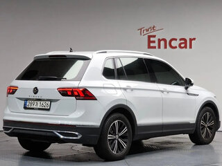 2021 Volkswagen Tiguan II Рестайлинг, белый, 2240000 рублей, вид 2