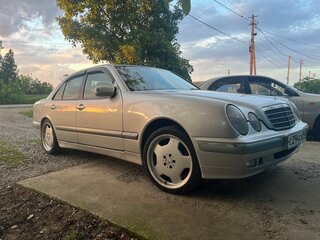 2001 Mercedes-Benz E-Класс 270 II (W210, S210) Рестайлинг, серебристый, 900000 рублей, вид 1