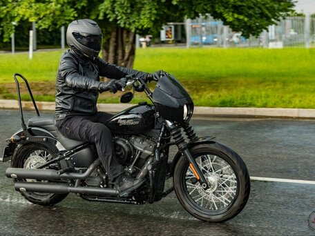 2018 Harley-Davidson Street Bob, чёрный, 1200000 рублей, вид 1