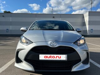 2021 Toyota Yaris IV, серый, 1230000 рублей, вид 3
