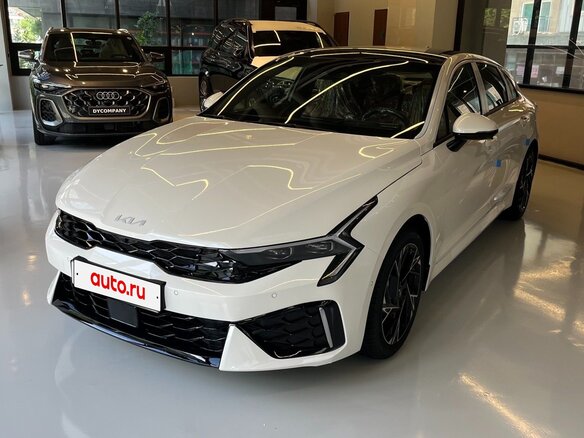 2026 Kia K5 III Рестайлинг, белый, 4390000 рублей