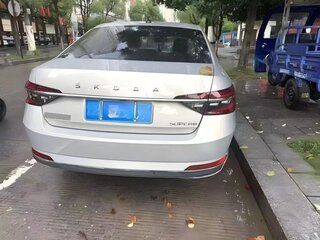 2022 Skoda Superb III Рестайлинг, серебристый, 2090000 рублей, вид 5