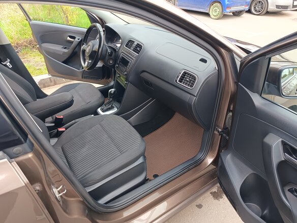 2015 Volkswagen Polo V, коричневый - вид 6