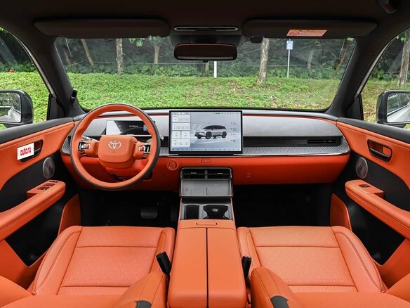 2026 Toyota bZ3X 58.3 kWh, серебристый, 2700000 рублей - вид 14