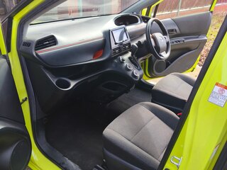 2020 Toyota Sienta II Рестайлинг, жёлтый, 1450000 рублей, вид 5