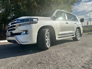 2017 Toyota Land Cruiser 200 Series Рестайлинг 2, белый, 5999000 рублей, вид 3