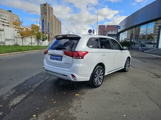 2022 Mitsubishi Outlander III Рестайлинг 3, белый, 2450000 рублей, вид 4