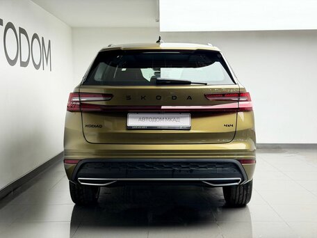 2025 Skoda Kodiaq II, золотистый, 6272000 рублей, вид 3