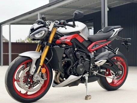 2026 Triumph Street Triple, серебристый, 1570000 рублей, вид 2