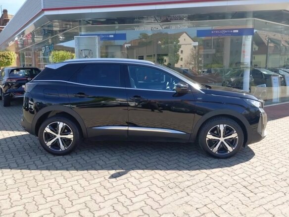 2023 Peugeot 3008 II Рестайлинг, чёрный, 2100000 рублей - вид 3