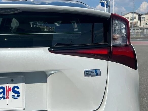 2022 Toyota Prius IV Рестайлинг (XW50), белый - вид 17
