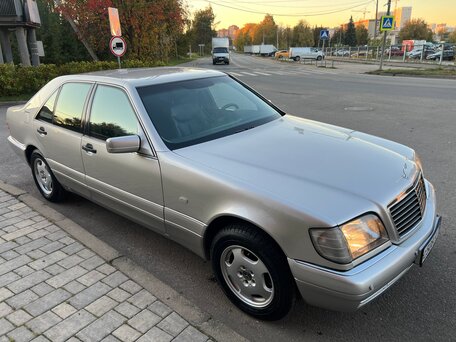 1998 Mercedes-Benz S-Класс 320 III (W140) Рестайлинг, серебристый, 1285000 рублей, вид 3