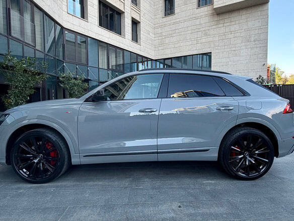 2023 Audi Q8 55 TFSI I (4M) Рестайлинг, серый, 13000000 рублей - вид 4