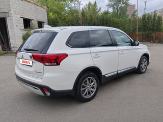 2018 Mitsubishi Outlander III Рестайлинг 3, белый, 1690000 рублей, вид 3