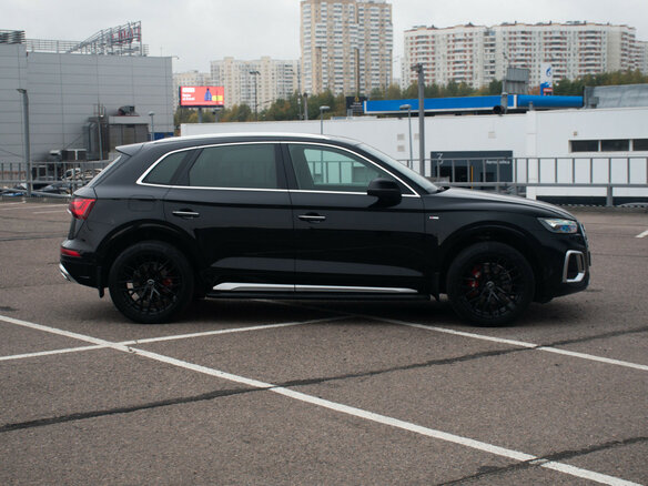 2021 Audi Q5 L 45 TFSI II (FY) Рестайлинг, чёрный, 4649000 рублей - вид 3