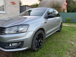 2018 Volkswagen Polo V Рестайлинг, серебристый, 1400000 рублей, вид 1