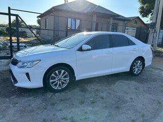 2015 Toyota Camry VII (XV50) Рестайлинг, белый, 1670000 рублей, вид 3