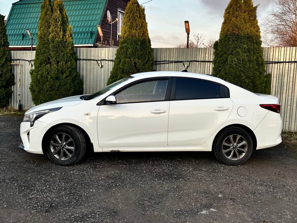 2021 Kia Rio IV Рестайлинг, белый, 1550000 рублей - вид 3