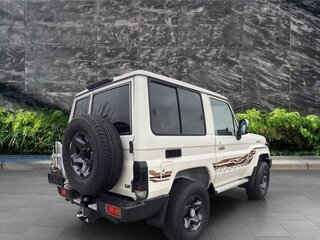2025 Toyota Land Cruiser 71 70 Series Рестайлинг 2, белый, 15770000 рублей, вид 3