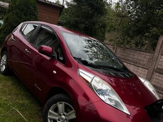 2011 Nissan Leaf (EM61) I (ZE0/AZE0), красный, 995000 рублей, вид 2