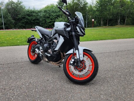 2019 Yamaha MT-09 (FZ-09), серый, 950000 рублей, вид 3